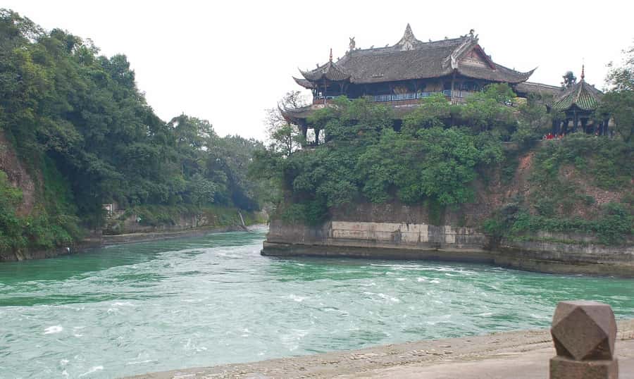 1-Day Mount Qingcheng and Dujiangyan Irrigation System Tour - What two hours at the mountain really means