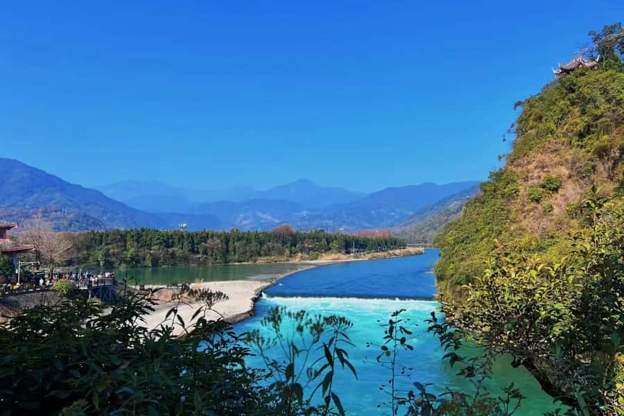 1-Day Mount Qingcheng and Dujiangyan Irrigation System Tour - Why the guide choice changes the experience