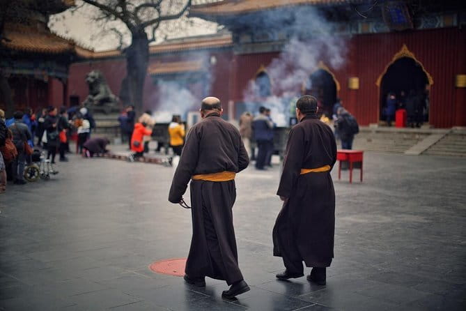 3-Hour Private Walking Tour including Monk Blessing Ceremony at Lama Temple - What a private guide adds at Lama Temple