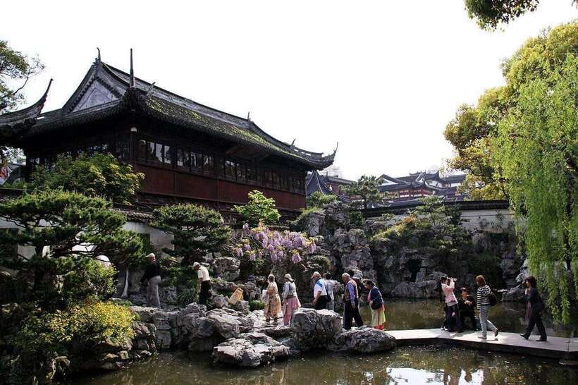 4-Hour Shanghai City Private Tour by German-Speaking Guide - Old Town Bazaar and the nine lucky bridge