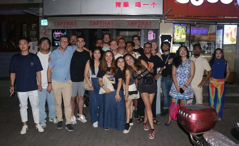 4-Hour Shanghai Pub Crawl (bars & nightclub hopping) - Forty minutes with a beer and a first look at Shanghai after dark