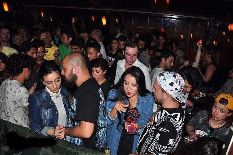 4-Hour Shanghai Pub Crawl (bars & nightclub hopping) - The guide’s role when plans change