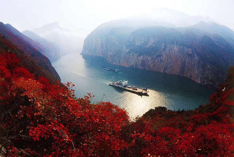 4D3N Yangtze River Victoria Cruise: Chongqing to Yichang - Day 3 enters the Three Gorges