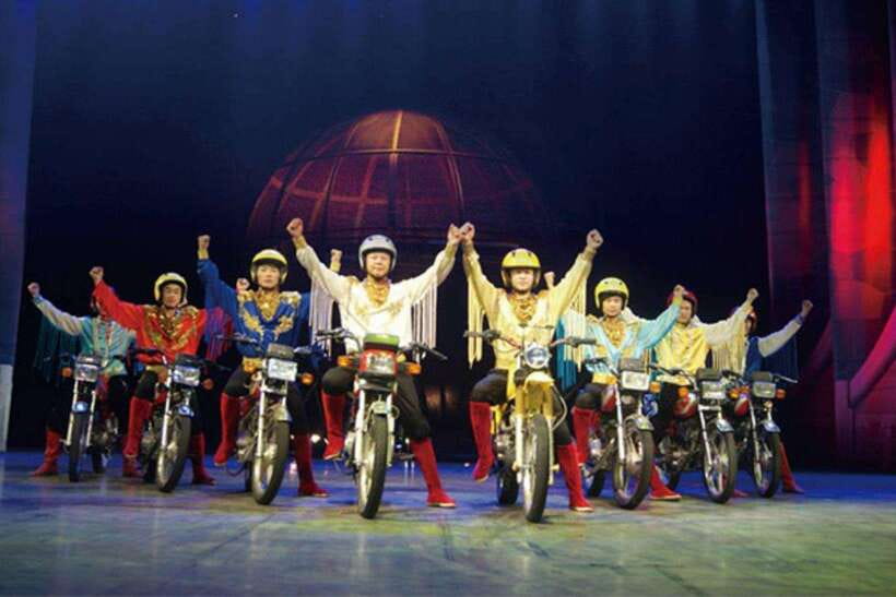 Beijing: Acrobatic Show Tickets Traditional & Modern Fusion - Why the production works without a guide