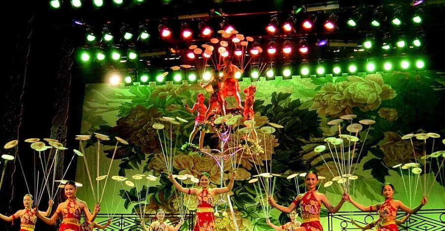 Beijing: Acrobatic Show with Peking Duck Dinner Private Tour - Red Theater brings Beijing acrobatics to life