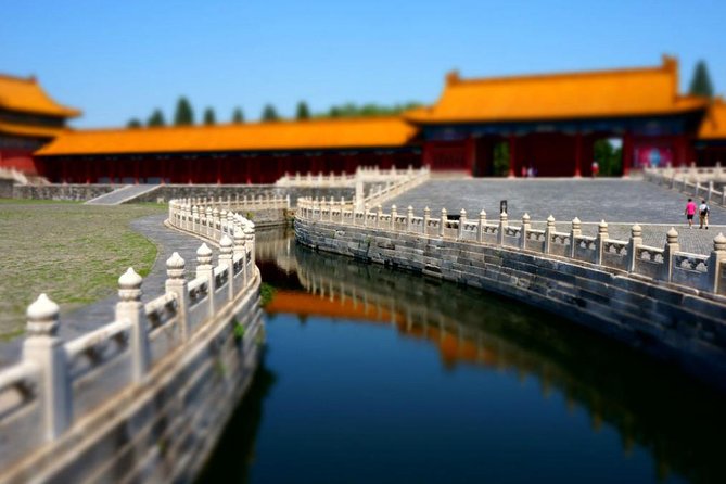 Beijing Essential Full-Day Tour including Great Wall at Badaling, Forbidden City and Tiananmen Square - Chinese lunch and the cultural shopping stops