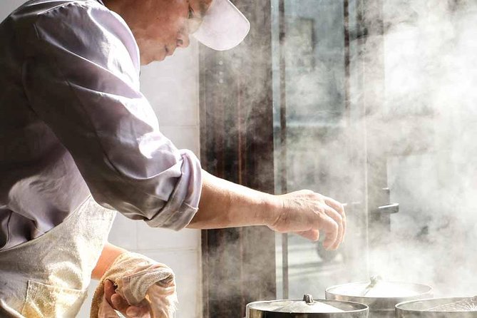 Beijing Hutong Breakfast Food Tour - Watching jianbing being made fresh