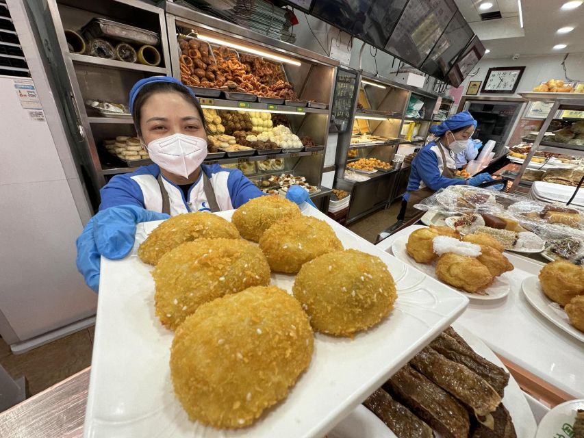 Beijing: Hutong Private Culinary Walking Tour - Meeting your guide and reaching the hutongs