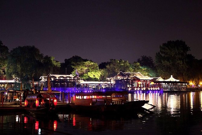 Beijing Imperial Dining Experience at Bai Jia Da Yuan Restaurant with Houhai Lake Bar Tour - The 7 p.m. performance and palace atmosphere