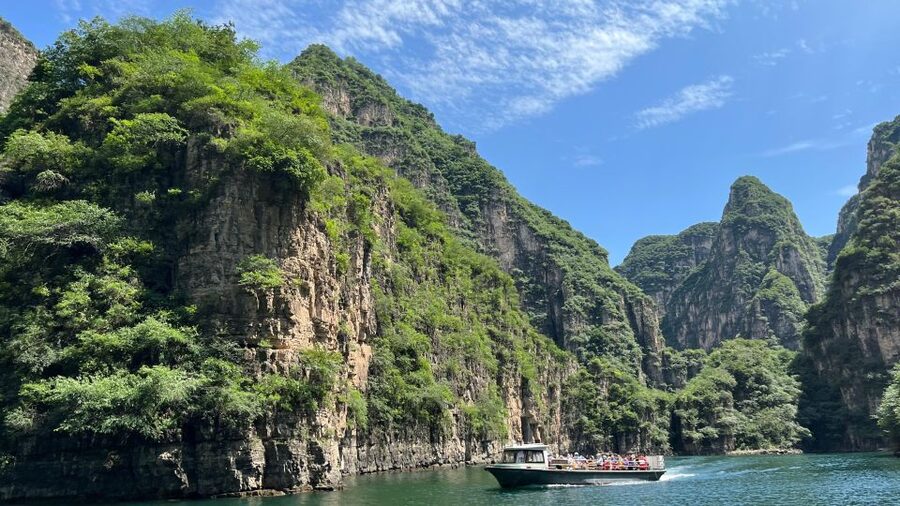 Beijing: Longqing Gorge w/Great Wall or Guyaju Private Tour - Lunch and the value of a private car