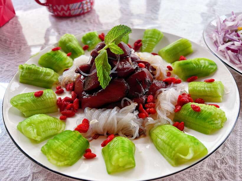 Beijing Market Tour with 10-course Family Feast - Who should book this experience?