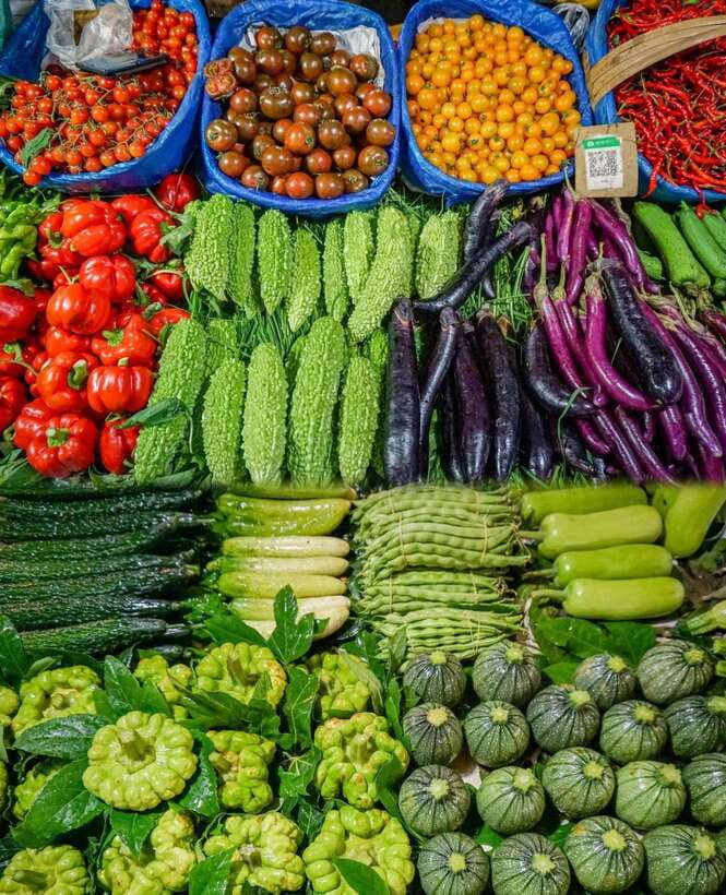 Beijing Market Tour with 10-course Family Feast - One hour among Beijing market stalls