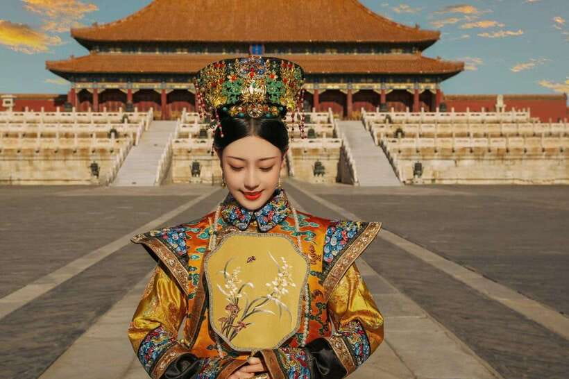 Beijing: Must-Try Chinese Ancient Costume Rental& Photoshoot - Posing beside the Forbidden City moat