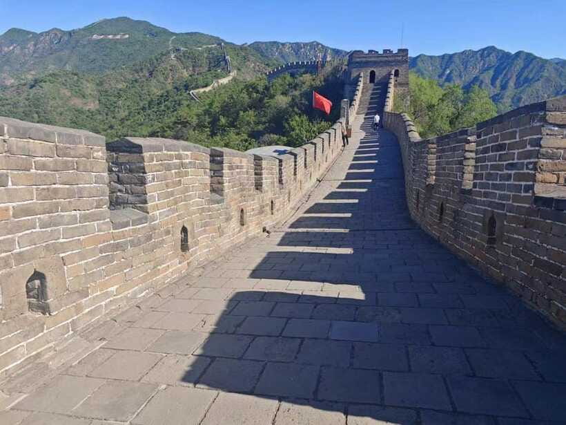 Beijing: Mutianyu Great Wall Private Layover Tour - Arriving at Mutianyu and getting uphill