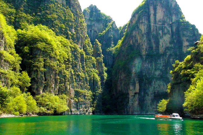 Beijing Private Tour to Badaling Great Wall and Longqing Gorge with Boat Ride - The guide can make or break a long day