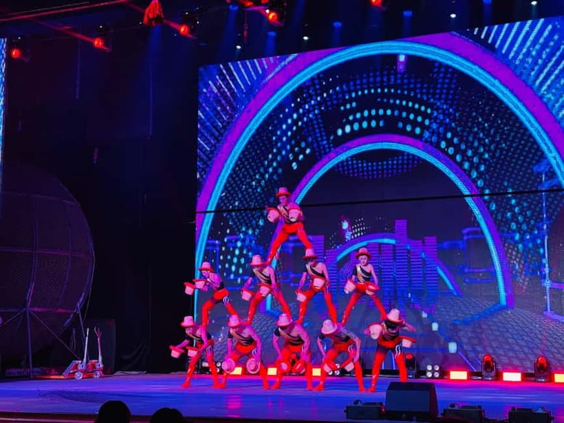 Beijing: Qinle Palace Acrobatics Show Ticket - From diabolo and plates to impossible balance