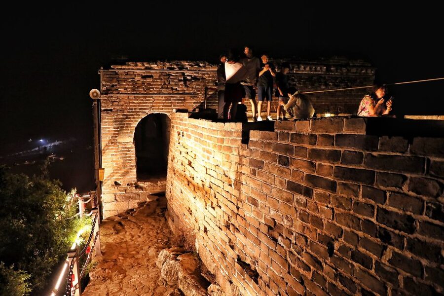 Beijing: Simatai Great Wall & Gubei Water Town Private Tour - Daylight or lanterns after dark