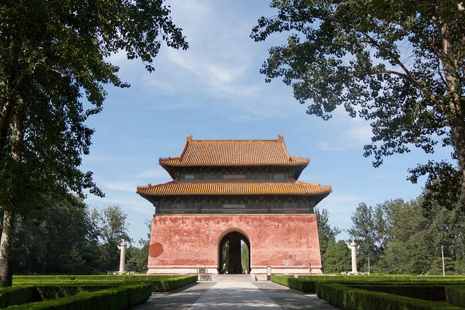 Boutique Tour: Juyongguan, Sacred Way and Dingling of Ming Tombs - A traditional lunch that keeps the day local