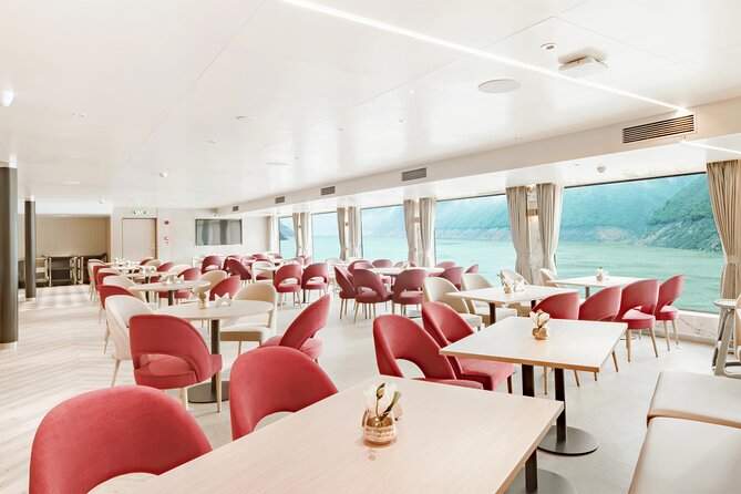 Century Cruises Chongqing to Yichang Yangzte River Tour - Picking a ship and the best season