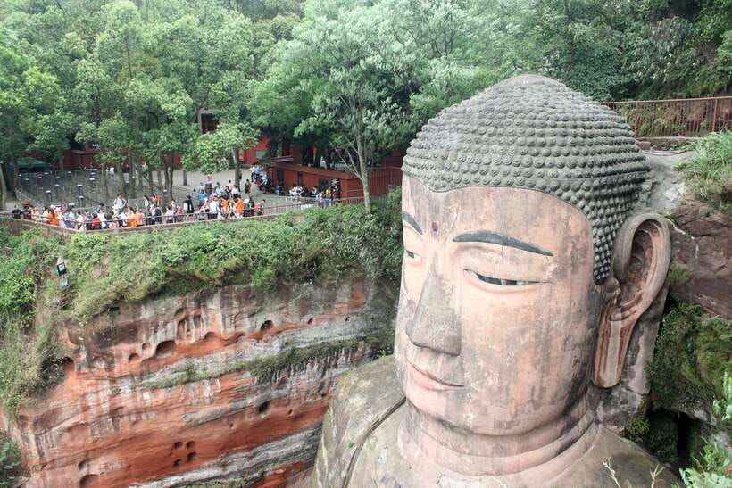 Chengdu: Leshan Grand Buddha Full-Day Private Trip - The narrow descent from head to feet