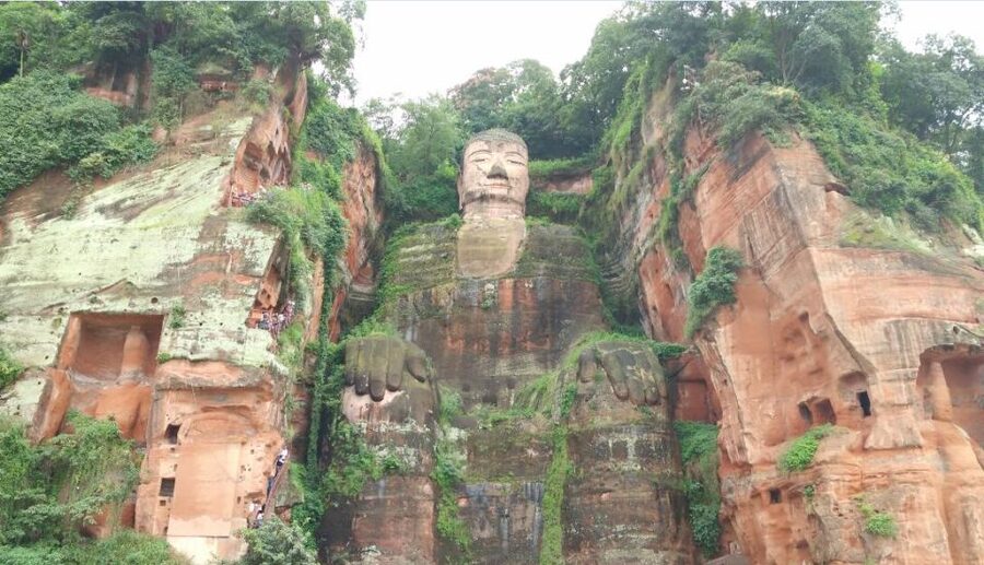 Chengdu Private Tour of Leshan Buddha and Panda Base - The long road to Leshan