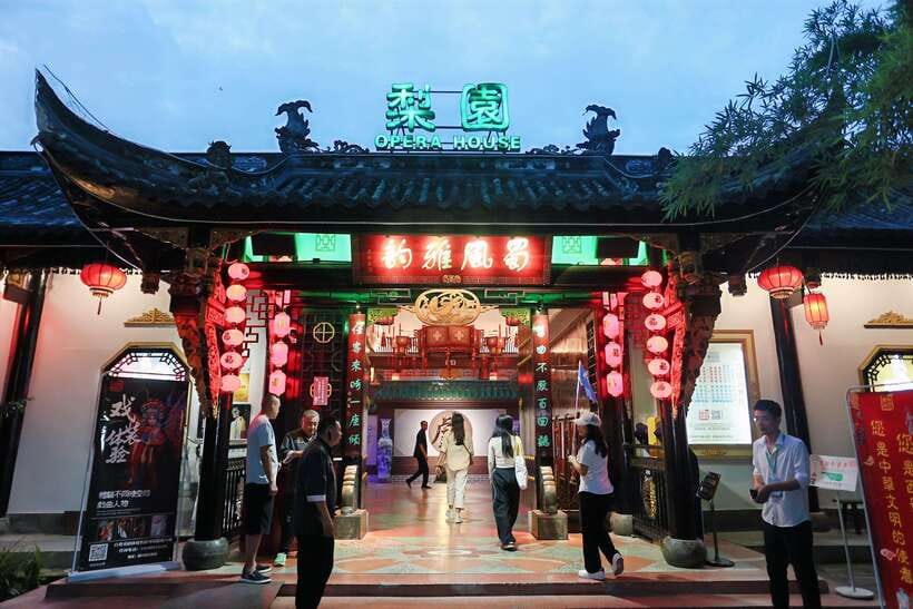 Chengdu: Sichuan Opera Face-Changing and Acrobatics Show - Key points to know before booking