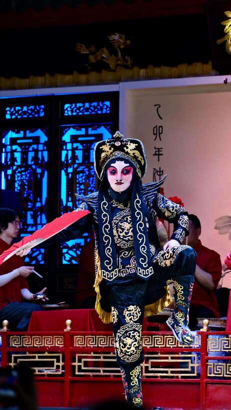 Chengdu: Sichuan Opera Face-Changing and Acrobatics Show - What happens during the 90-minute evening