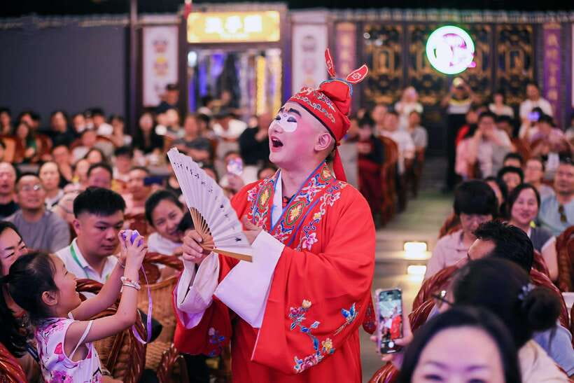 Chengdu: Sichuan Opera Face-Changing and Acrobatics Show - Arrival details need a careful check