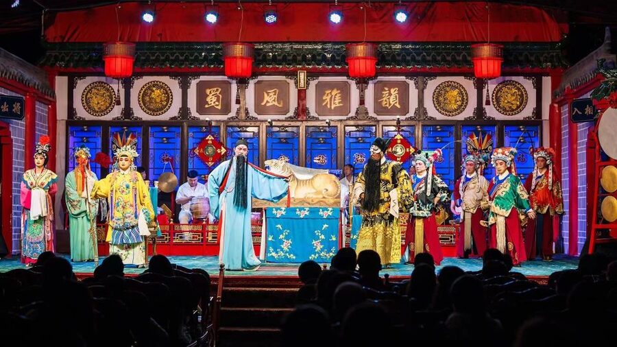 Chengdu: Sichuan Opera Shu Feng Yan Yun Evening Show Ticket - Tea, snacks, and the relaxed teahouse setting