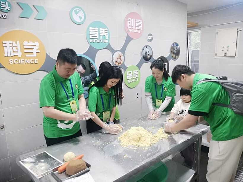 Chengdu: Volunteer Day Experience at Dujiangyan Panda base - Receiving the volunteer certificate