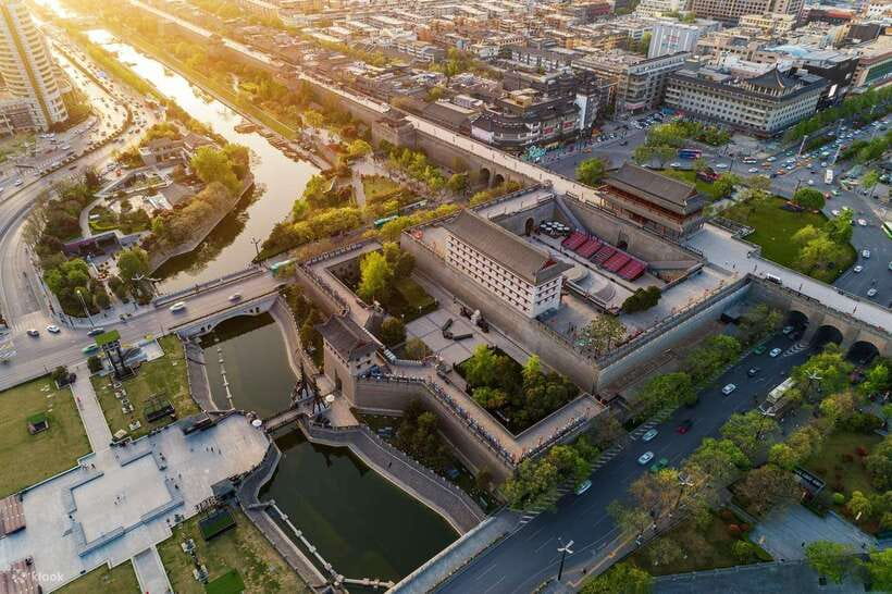 Chengdu: Xi'an Terracotta Warriors Day Trip by Bullet Train - Lunch and the rhythm of a private tour