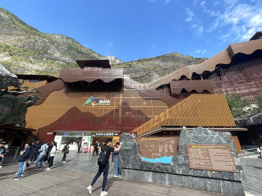 China Shangri-La Tiger Leaping Gorge : A Canyon Adventure - Walking the Jinsha River plank road