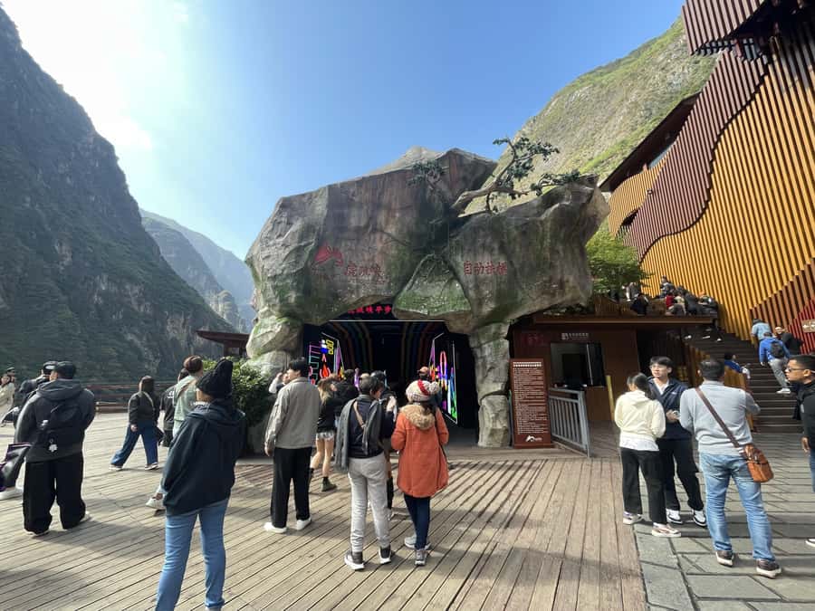 China Shangri-La Tiger Leaping Gorge : A Canyon Adventure - Lunch in Qiaotou
