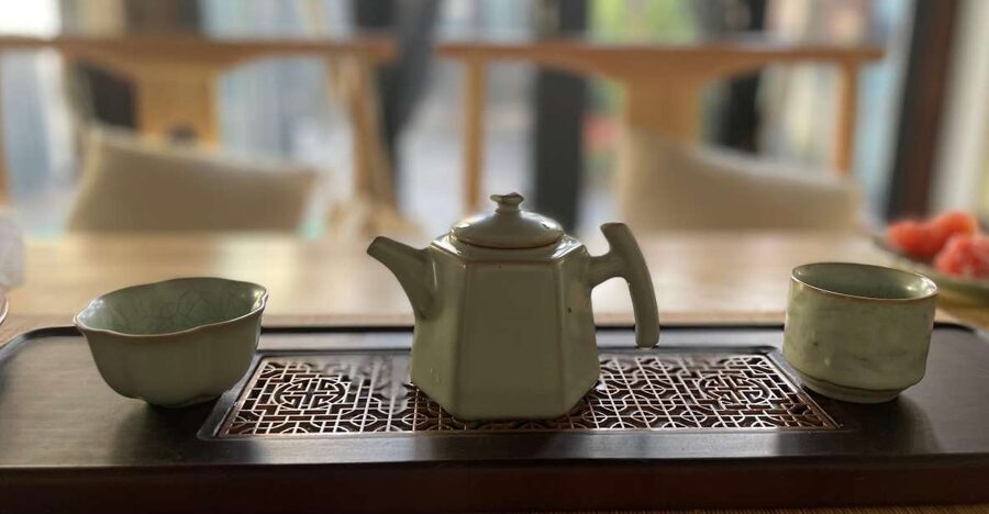 Chinese Tea ceremony in Beijing Hutong courtyard - Choosing between green, black, wulong, and Pu’er tea