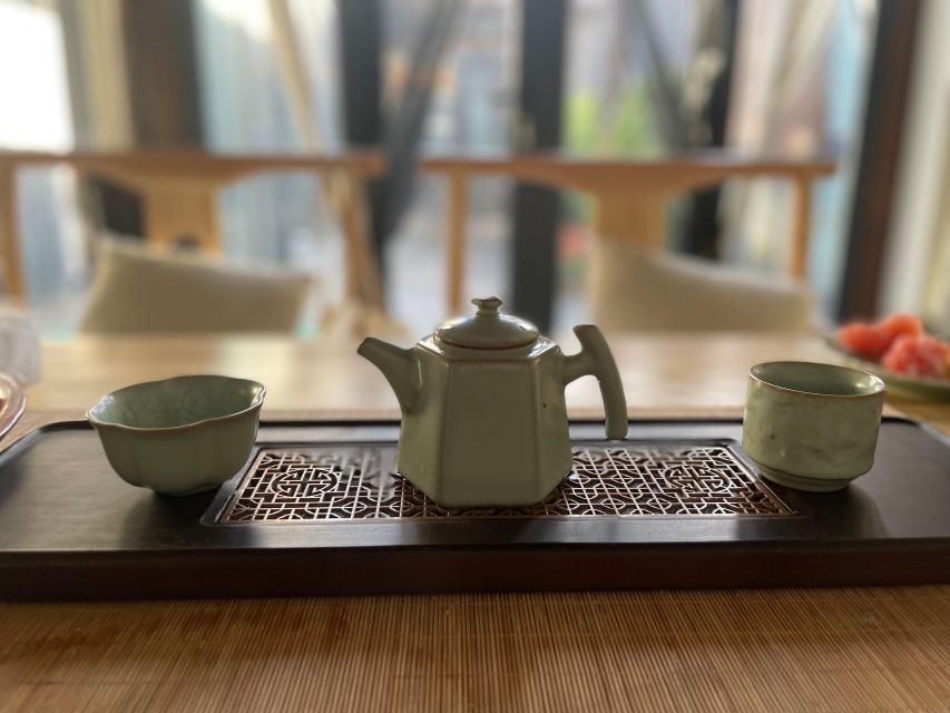 Chinese Tea ceremony in Beijing Hutong courtyard - Meeting Limeng and the local hosts