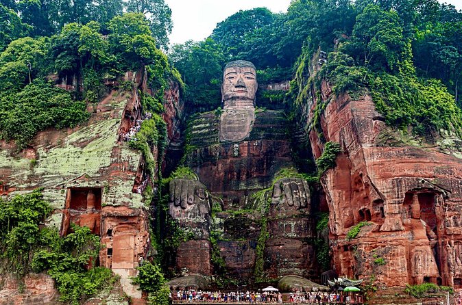 Day Tour: Chengdu Panda Breeding Base and Leshan Giant Buddha - The long road to Leshan