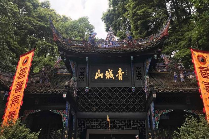 Dujiangyan Panda Base and Mount Qingcheng - 8:00 am pickup and the road to the pandas