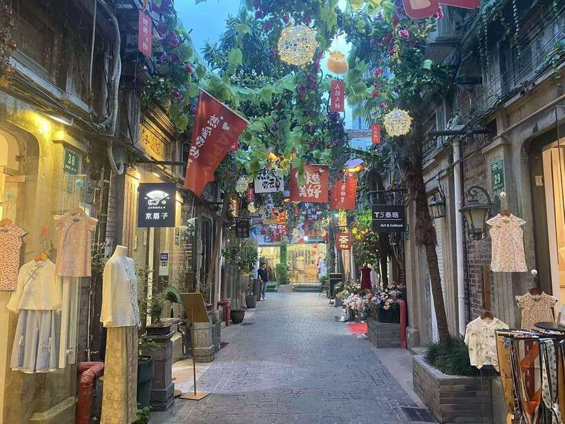 Explore Shanghai's Old Town & Suzhou River by Bike - The Suzhou River provides a quieter change of pace