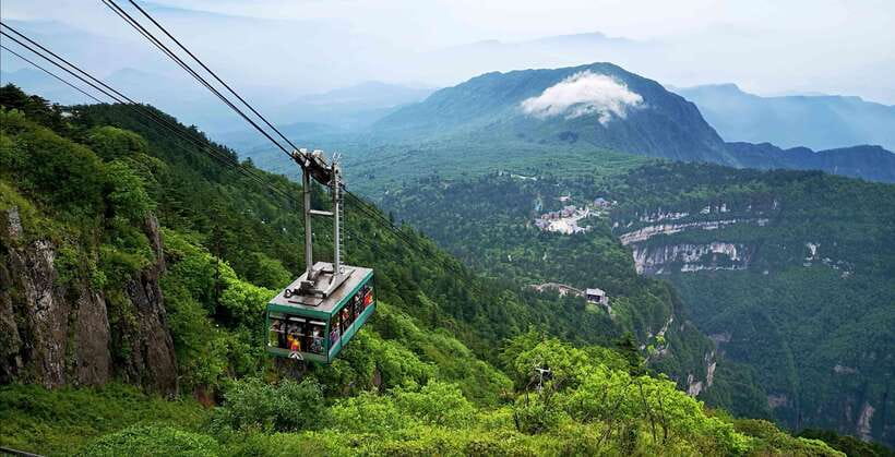 From Chengdu: Mount Emei Day Trip with Golden Summit Visit - Taking the sightseeing bus to Leidongping