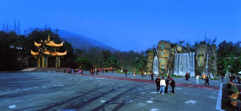 From Chengdu: Mount Emei Day Trip with Golden Summit Visit - Riding the cable car to the 3,077-meter Golden Summit