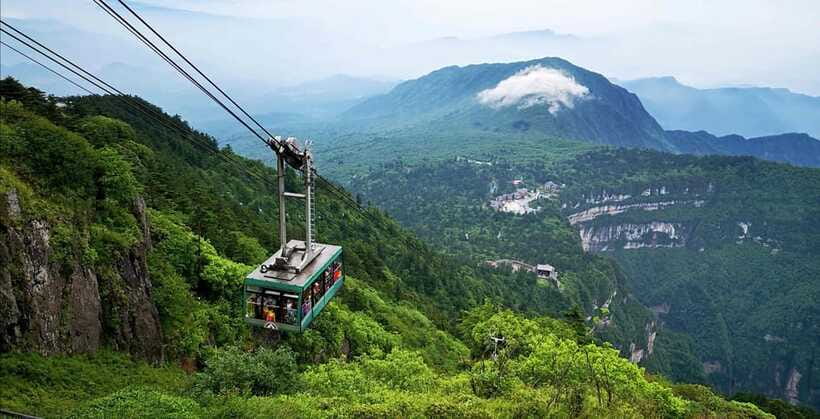 From Chengdu: Mount Emei Day Trip with Golden Summit Visit - The Golden Buddha and the summit walk