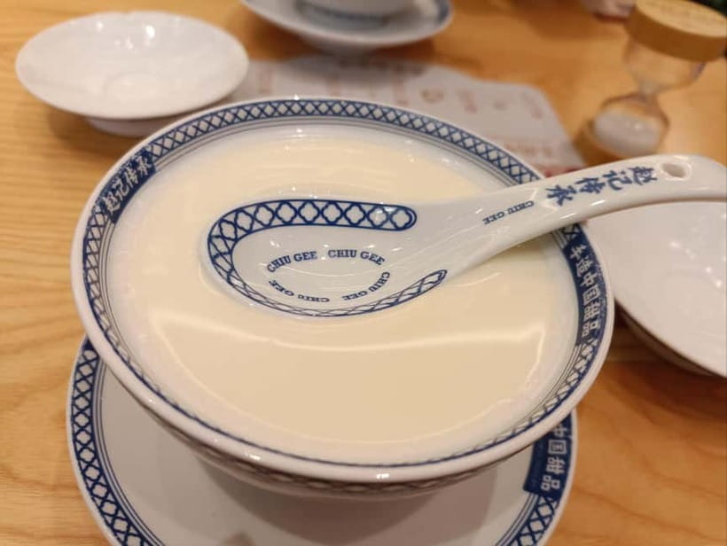 Guangzhou: Food Tour - Eat Like Local + Rice Roll Workshop - Claypot rice in a narrow alley