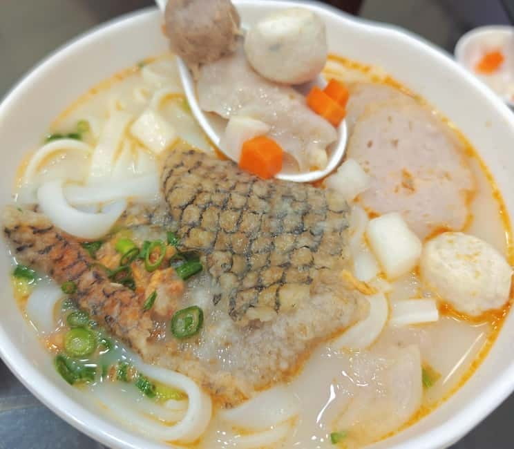 Guangzhou: Food Tour - Eat Like Local + Rice Roll Workshop - Cantonese desserts to finish the morning