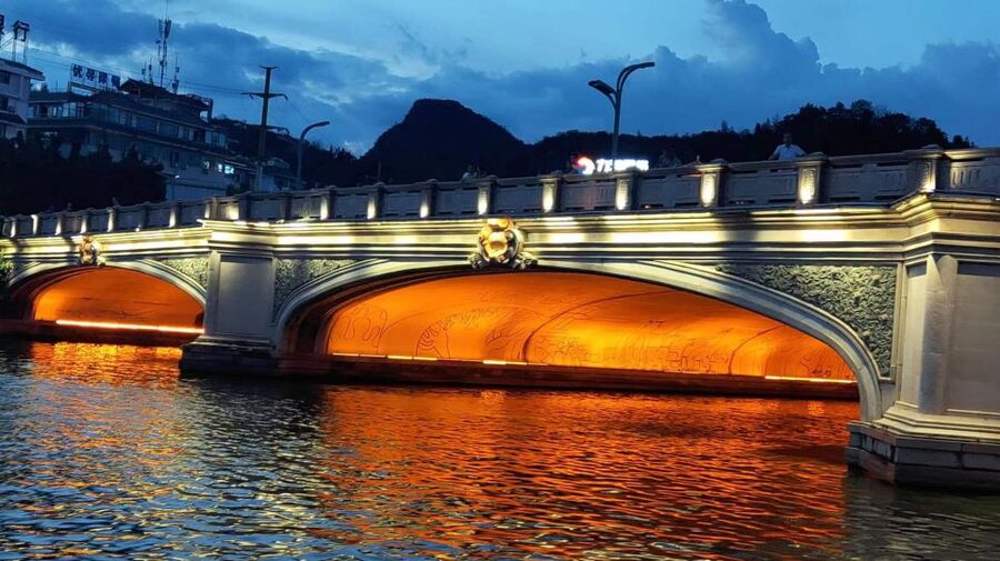 Guilin: Four Lakes Night Cruise with Round-trip Transfer - Lanterns, fountains, and the first views from the boat