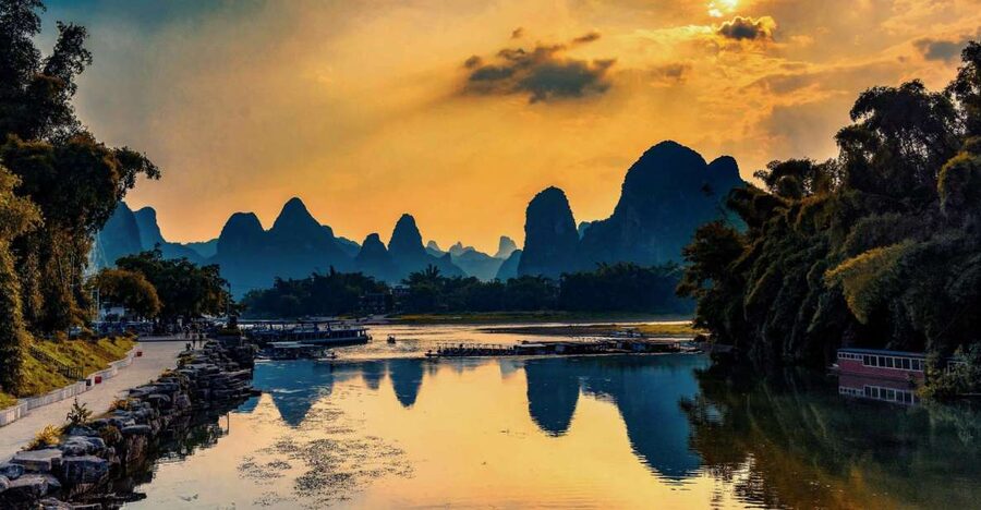 Guilin Highlight Sightseeing Private Day City Tour - Elephant Trunk Hill and the Water Moon Cave view