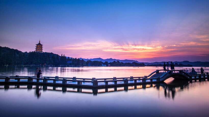 Hangzhou:Luxury West Lake Cruise+Santan Yinyue Island Ticket - The short ride to Santan Yinyue Island