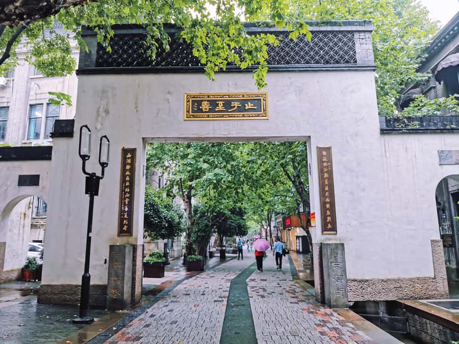 Hangzhou: Private Customized Tour of City's Top Sights - West Lake and a 30-minute cruise