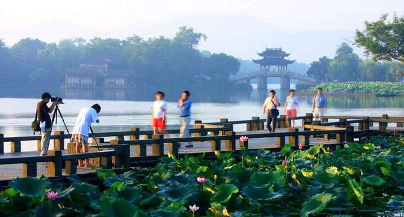 Hangzhou Private One Day Trip from Shanghai by Bullet Train - Lingyin Temple and its impressive Buddhist halls