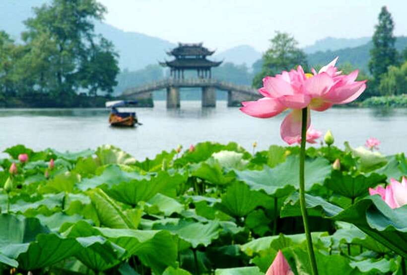 Hangzhou Private One Day Trip from Shanghai by Bullet Train - West Lake gives Hangzhou its broadest view