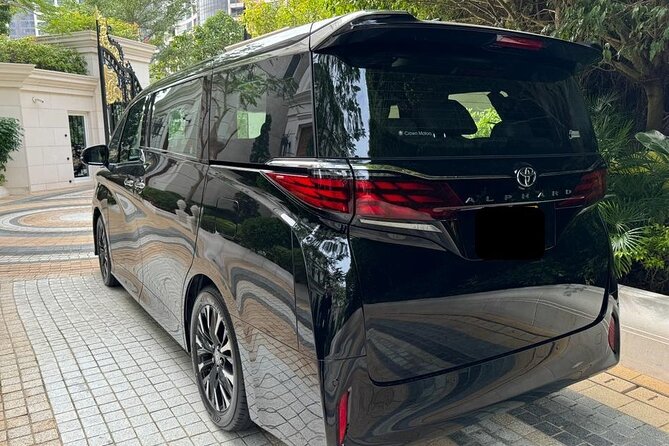 Hong Kong Airport Transfer Luxury MPV - A calm landing at Hong Kong International Airport